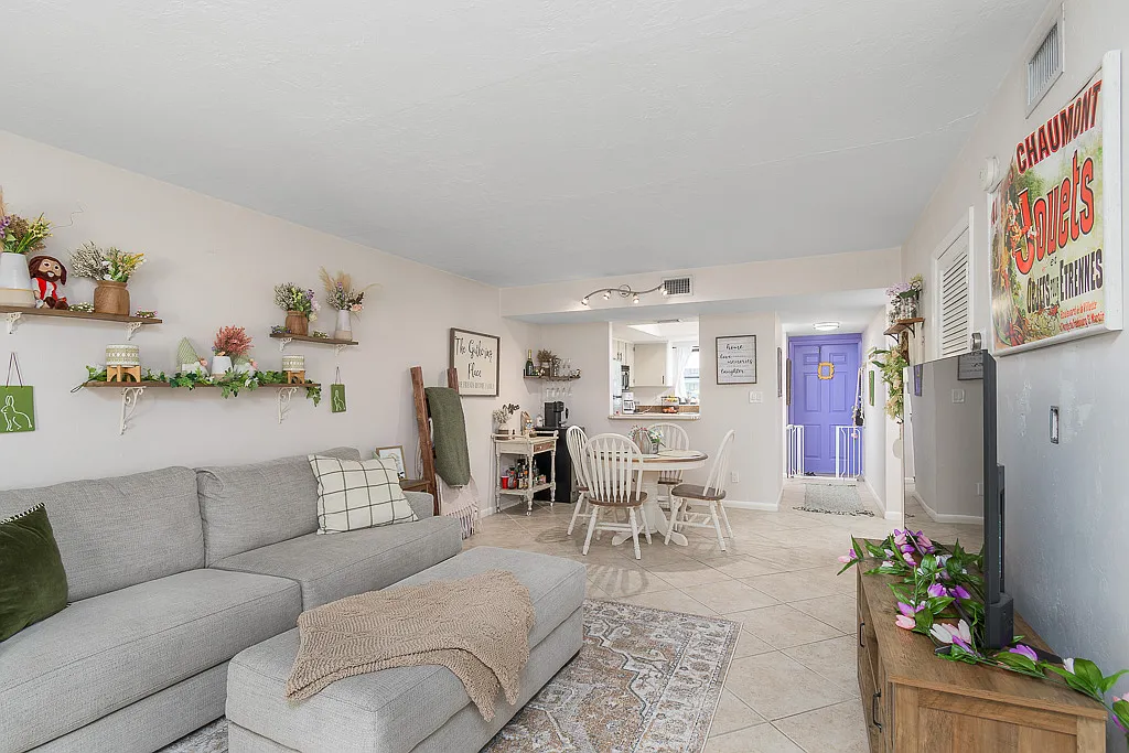 2 bed, 884 sqft, $1,900 — Photo 2