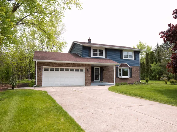 10234 N La Cresta Dr, Mequon, WI 53092