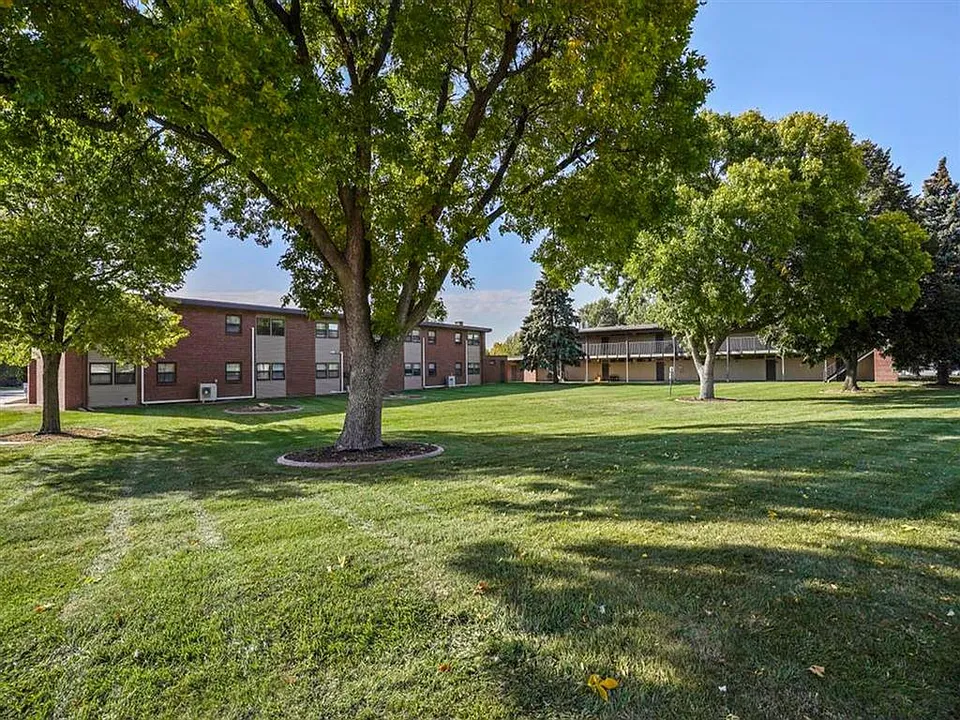 Open lawn at Kearney Apartment Homes.