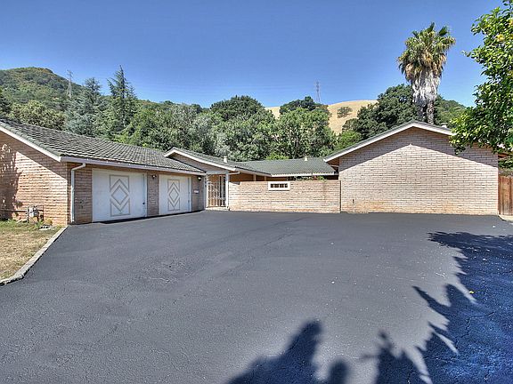 2nd image of 795 Claremont Dr