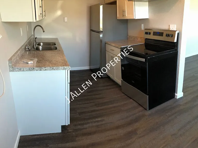 1901 Parker Cir #A — Photo 1