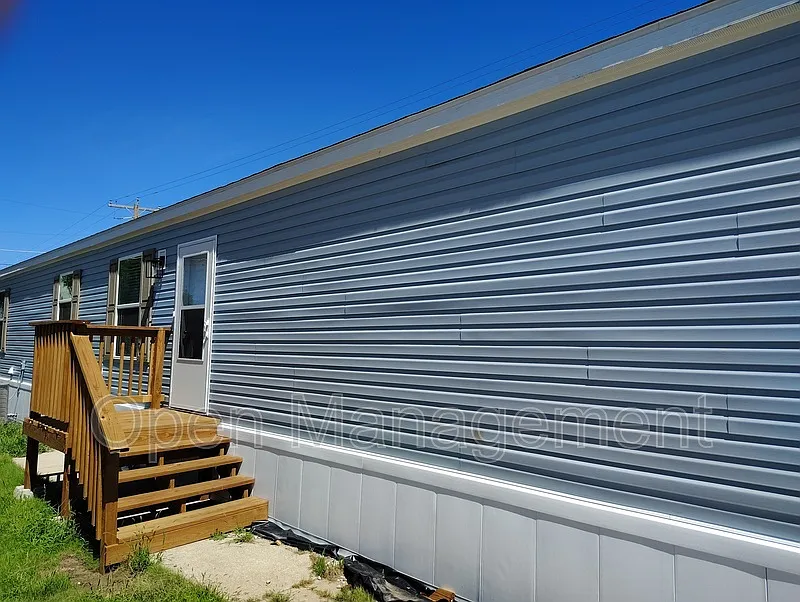 3 bed, 5.0 bath, 1120 sqft, $1,049 — Photo 2