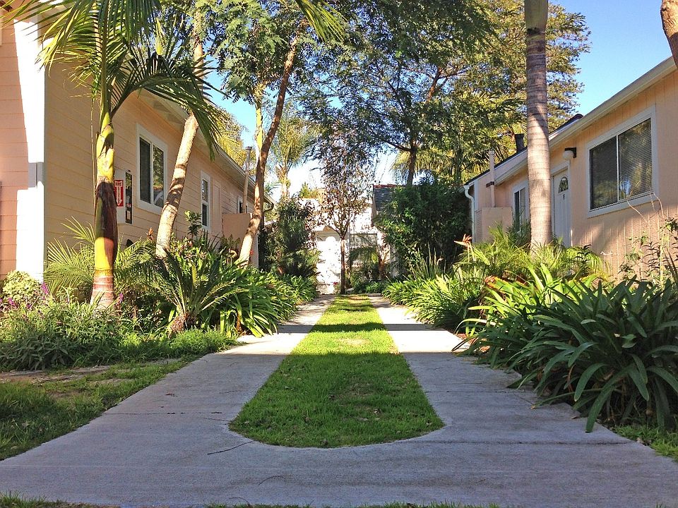 2nd image of 1125 De La Vina St