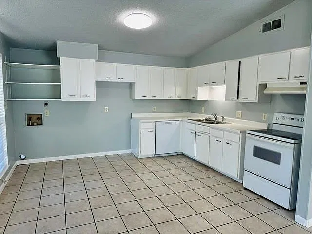 2 bed, 1.0 bath, 850 sqft, $1,600 — Photo 2