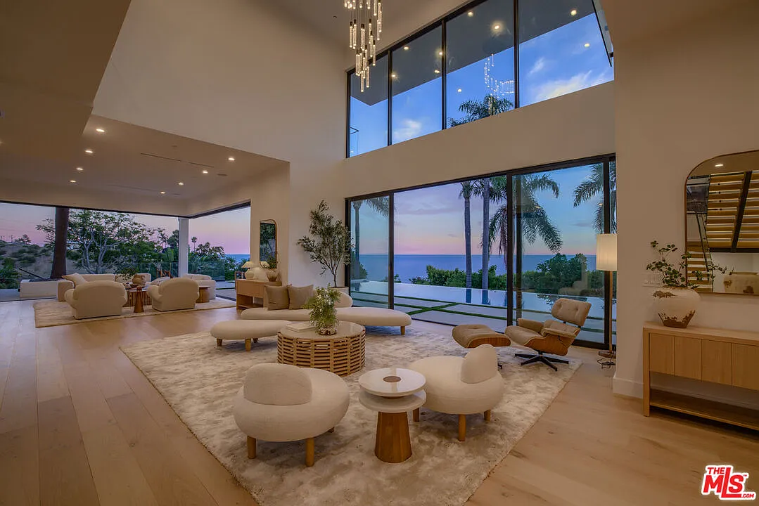 4 bed, 4.5 bath, 6700 sqft, $50,000 — Photo 4