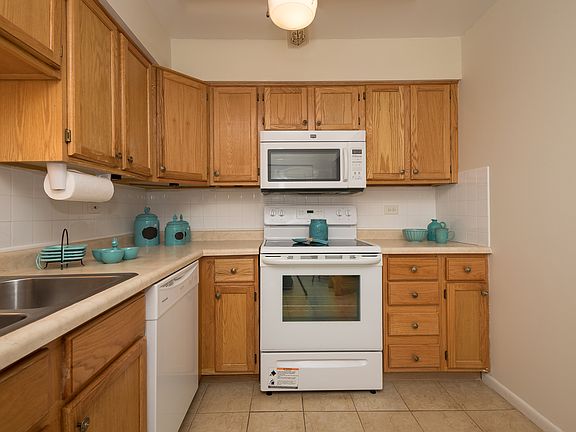 5th image of 9469 Bay Colony Dr APT 1S