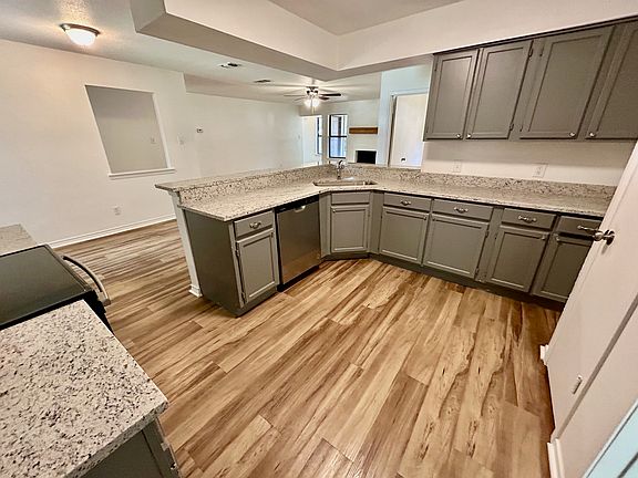 3rd image of 3913 Longstraw Dr