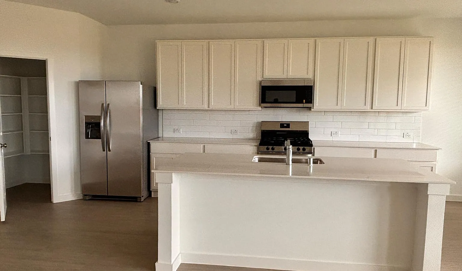 4 bed, 2062 sqft, $2,300 — Photo 4