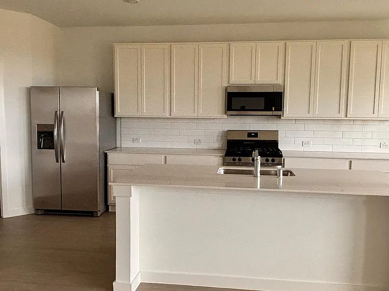 Kitchen w island and walk-in pantry