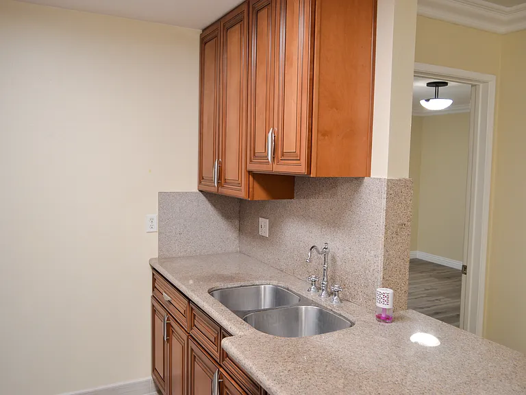 1726 Winona Blvd #105 — Photo 7