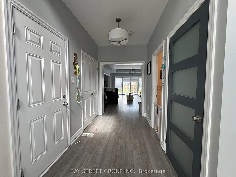 51 Dominion Cres — Photo 3