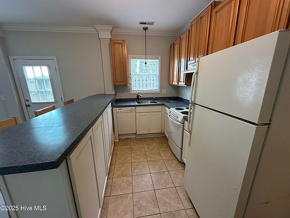 4th image of 1206 Oak Island Dr