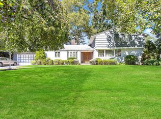 81 Meadow Woods Rd, Great Neck, NY 11020