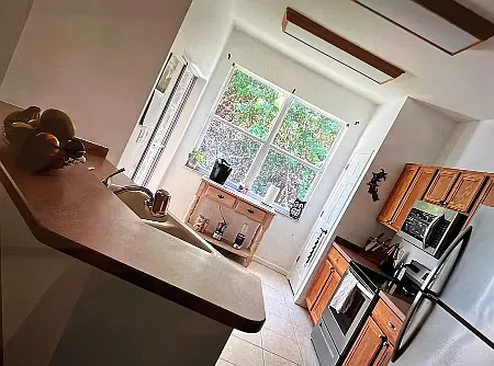 652 Vallance Way NE — Photo 2