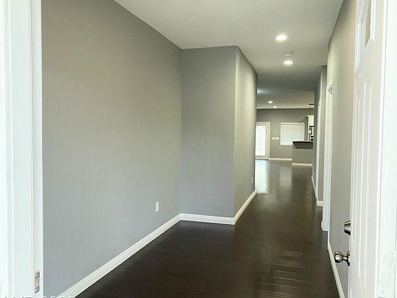 5th image of 2118 E Oakey Blvd
