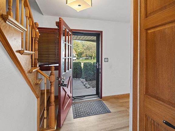 4th image of 32125 Crestwood Ln