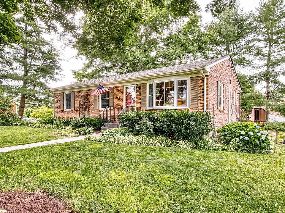1st image of 300 Maple Dr