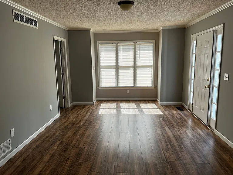 109 Cypress Dr — Photo 2