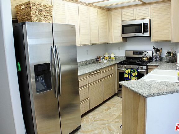 5th image of 930 N Doheny Dr APT 213