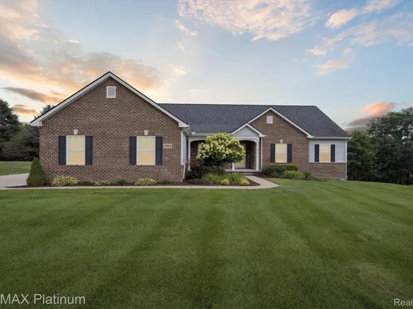 7623 Tipperary Trl, Fenton, MI 48430
