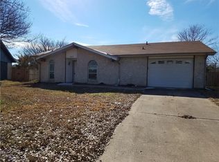 453 S Holiday Dr, Grand Prairie, TX 75052