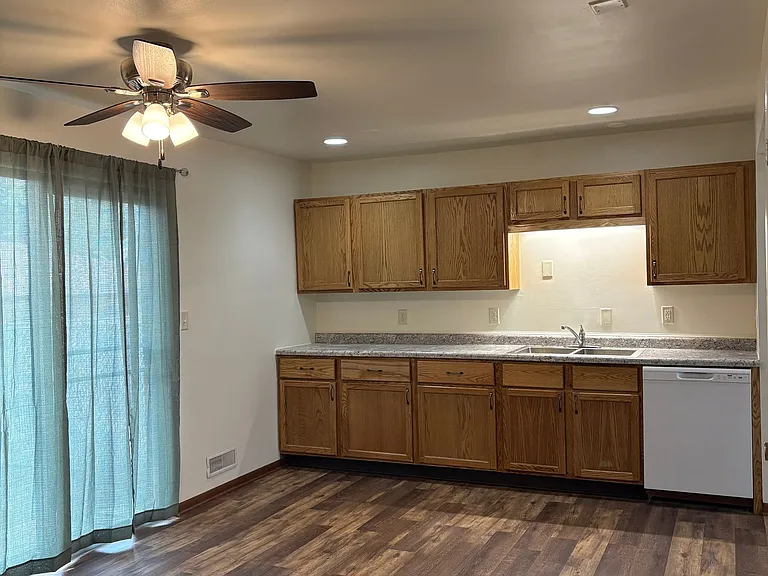 4401-4407 Eastridge Dr — Photo 12