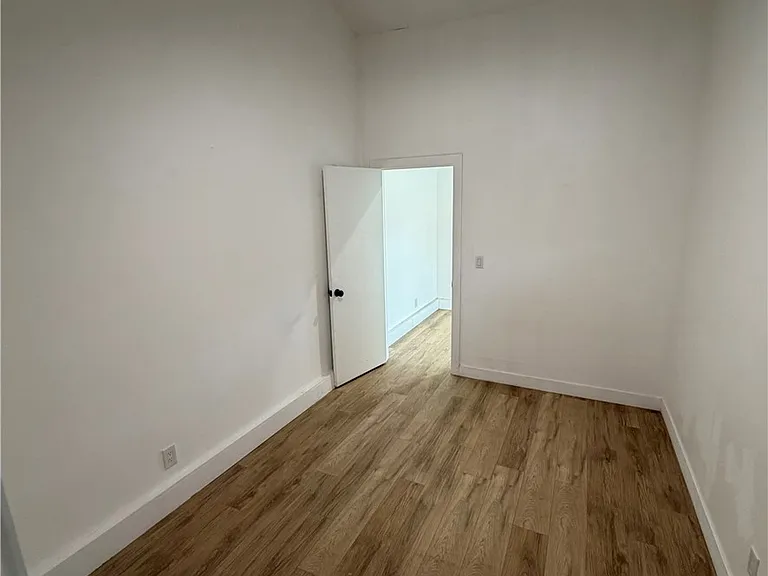 5439 Greenbrier Dr — Photo 10