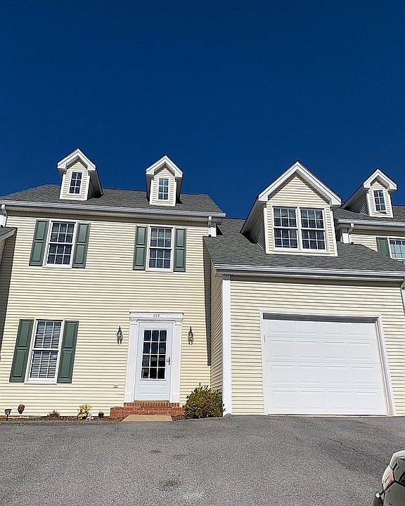 Beautiful 3 story townhome 