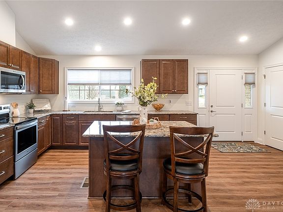 4th image of 1475 Runnymeade Way