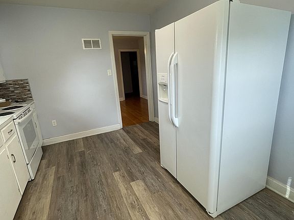 3rd image of 215 Triple Oak Cir