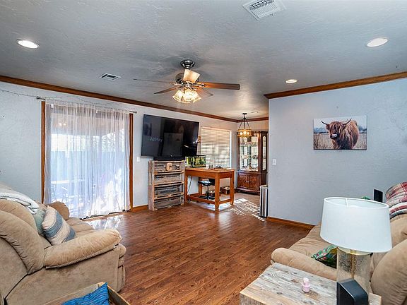 5th image of 909 E Franklin Ave