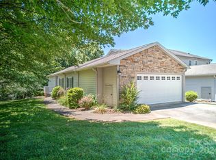 2 Holiday Dr, Arden, NC 28704