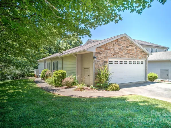 2 Holiday Dr, Arden, NC 28704