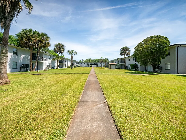 Palm Cove Apartments — Photo 14
