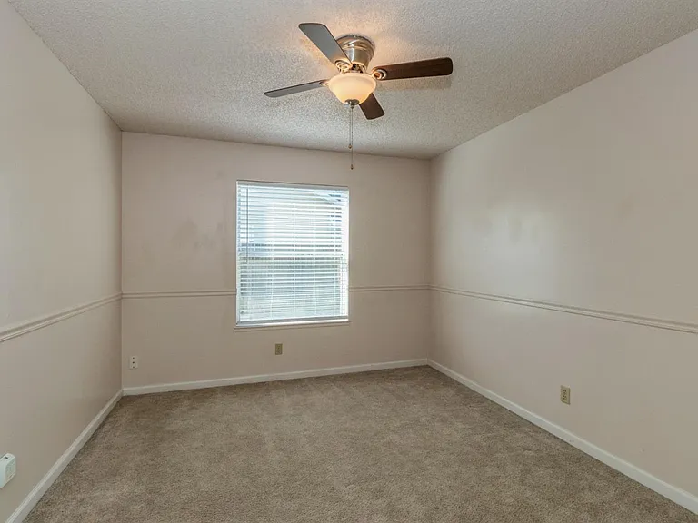 1067 E Portland Ave — Photo 18