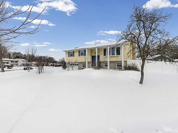 3rd image of 5 Knollwood Dr
