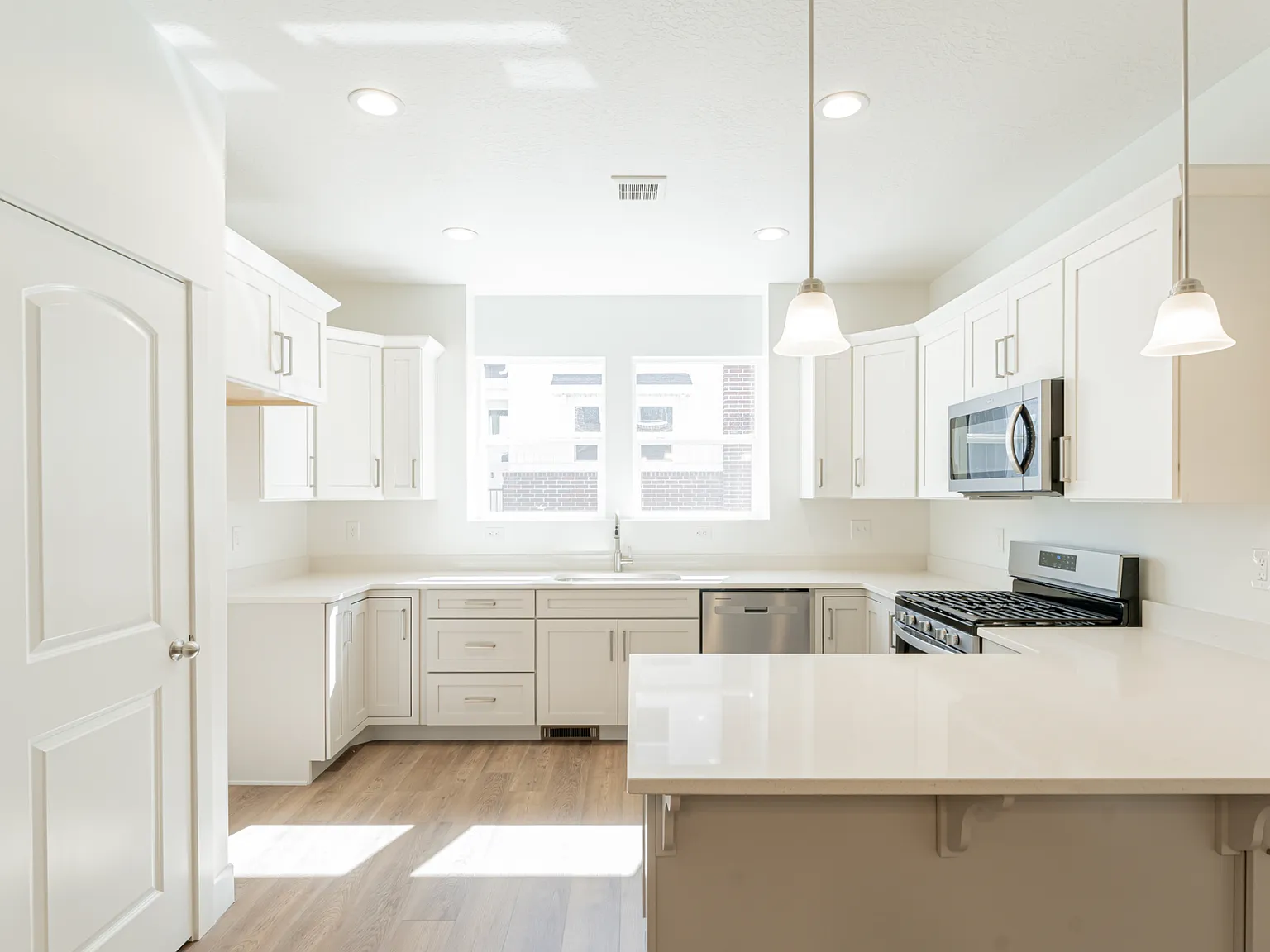3 bed, 2.5 bath, 2370 sqft, $2,290 — Photo 2