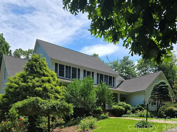107 Windsong Dr, Fairview, NC 28730