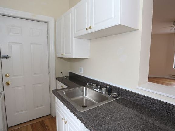 3rd image of 3724 N Pine Grove Ave APT 2S