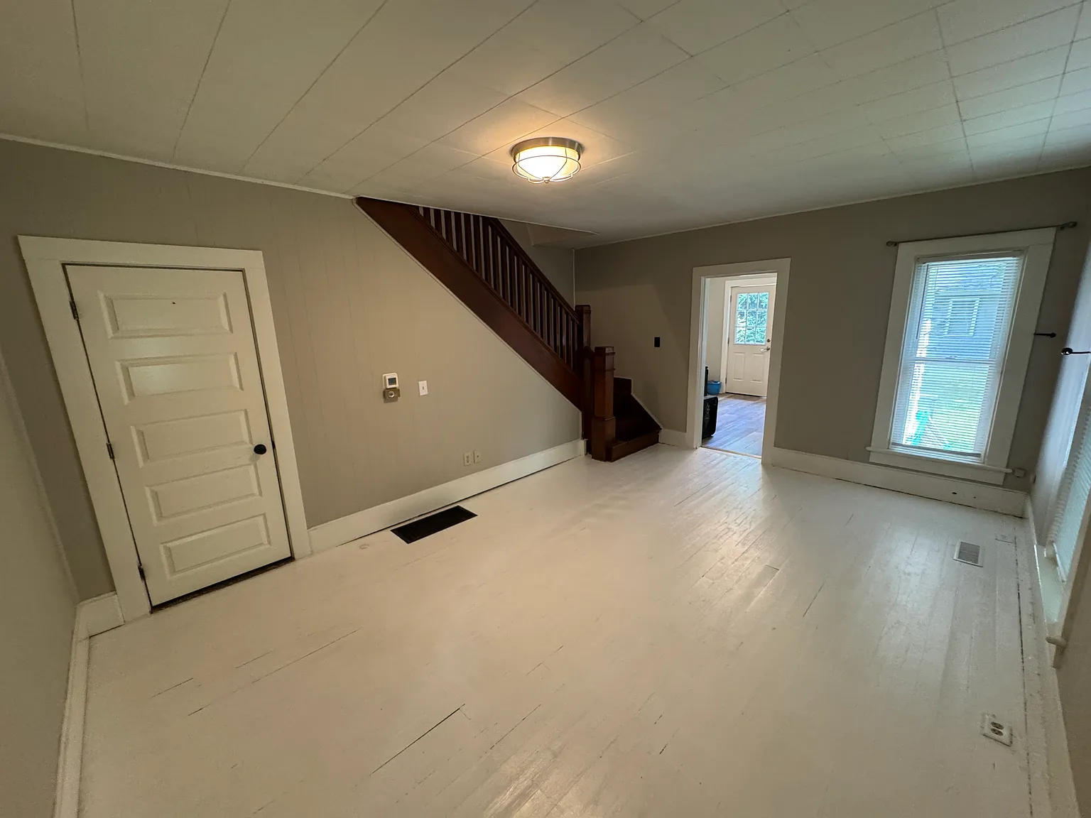 3 bed, 1050 sqft, $1,200 — Photo 2