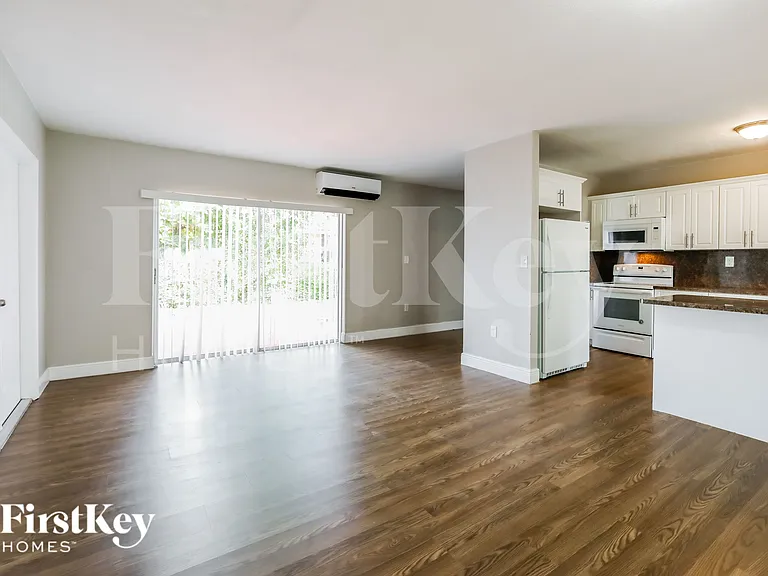 1320 NE 204th St — Photo 3