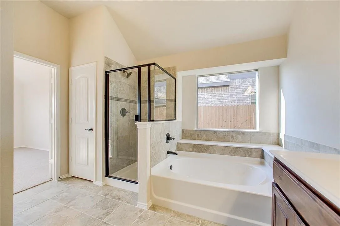 3 bed, 2095 sqft, $2,495 — Photo 2