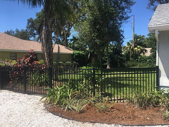 wide lot, fenced side yard