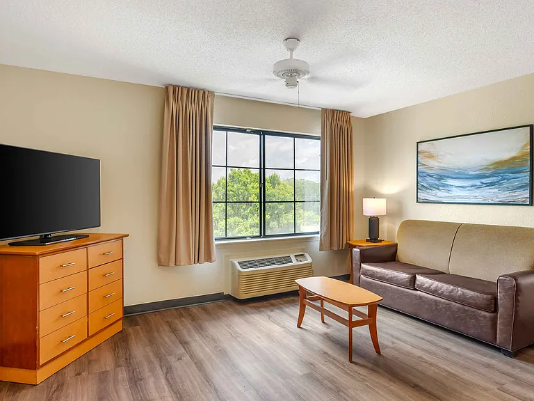1 Bedroom Suite - 1 Queen Bed