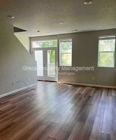 1156 Oak Cir — Photo 3