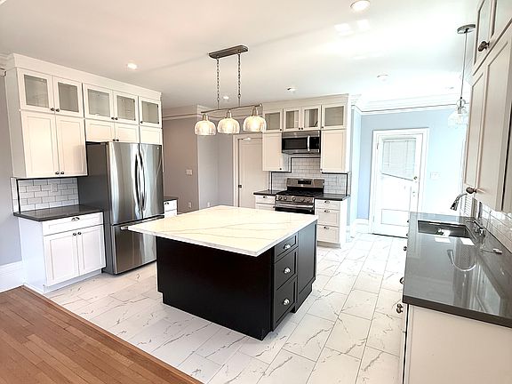2nd image of 800 York St #800