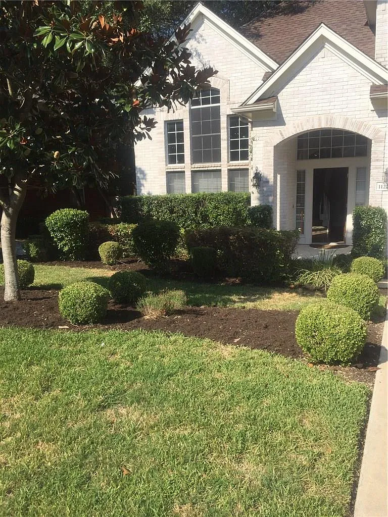 3 bed, 2.5 bath, 2294 sqft, $2,300 — Photo 1