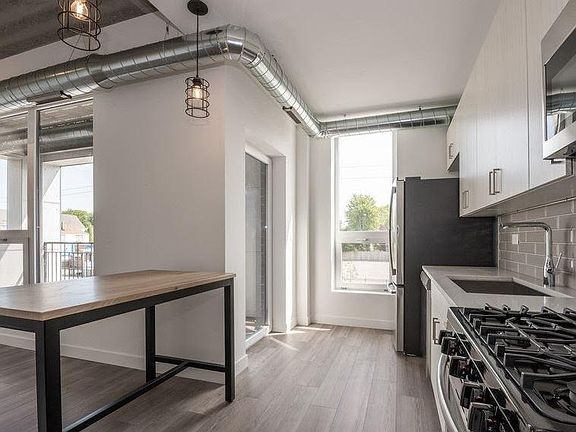 3rd image of 2408 W Hutchinson St #315