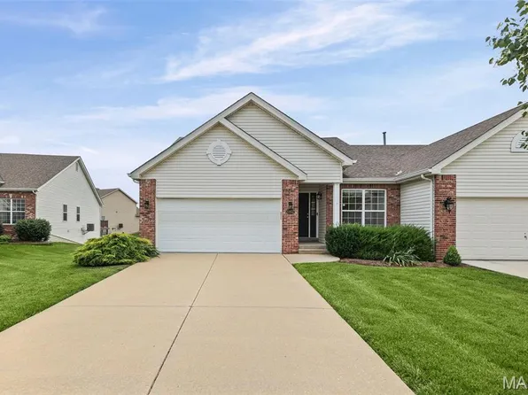 6852 Kensington Dr, Maryville, IL 62062