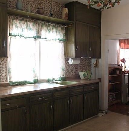 Tall kitchen ceilings with ample cupboards